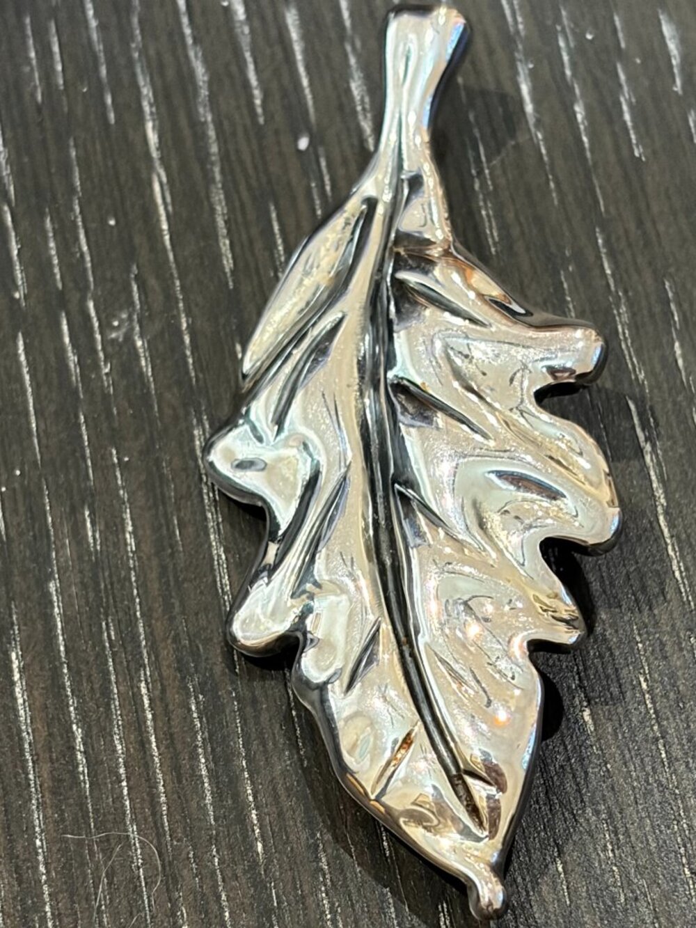 Vintage Leaf Design Hollow Pin Brochure Pendant